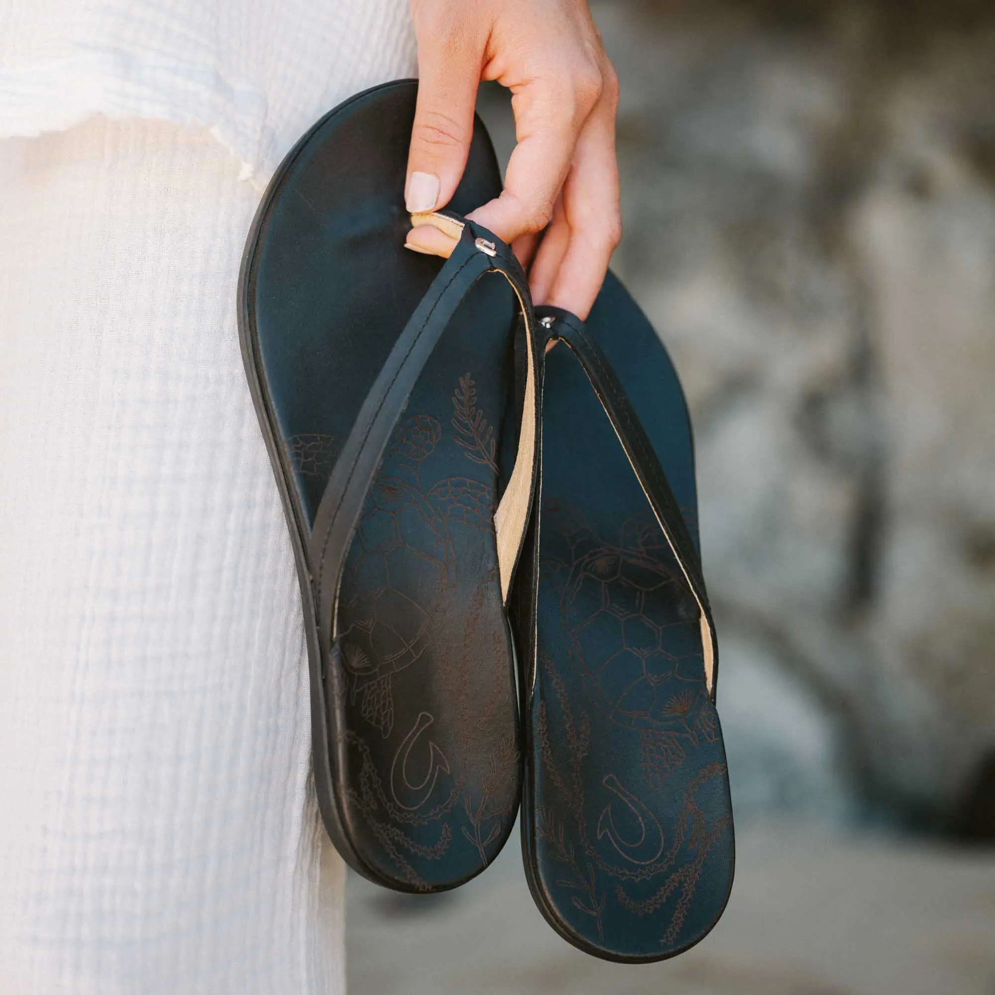 Honu Women's Leather Beach Sandals - Black - Image 3