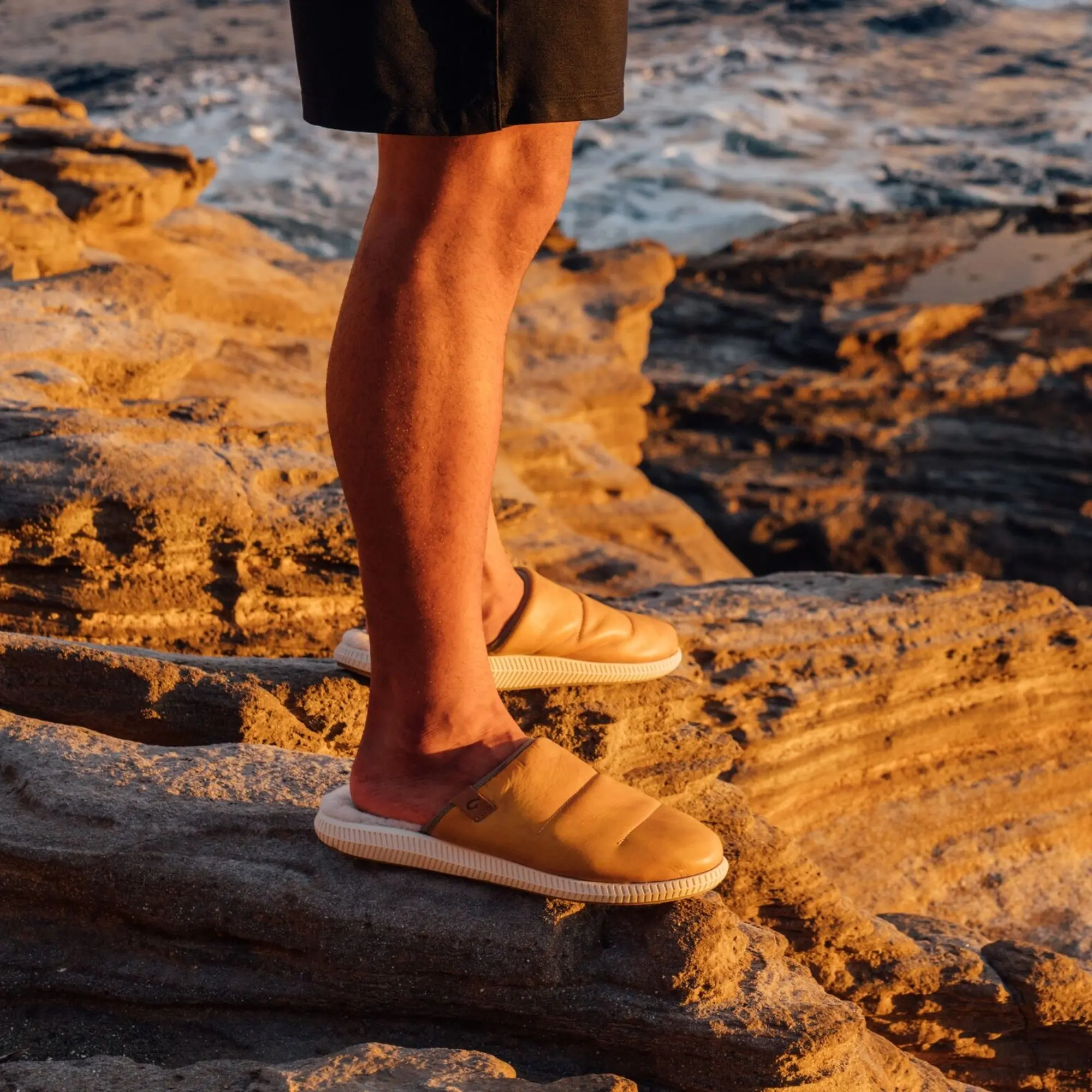 Mua 'Ili Men's Leather Mule Slippers - Golden Sand / Bone - Image 2